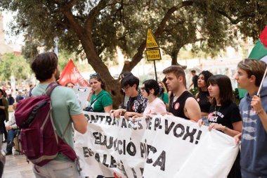 Valencia, İspanya - 23 Mayıs 2024: Binlerce kişi kemer sıkma tedbirlerine ve Valencia, İspanya 'daki Valencia dilinin düşüşüne karşı eğitici bir gösteriye katıldı