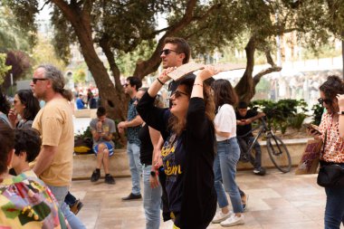 Valencia, İspanya - 23 Mayıs 2024: Binlerce kişi kemer sıkma tedbirlerine ve Valencia, İspanya 'daki Valencia dilinin düşüşüne karşı eğitici bir gösteriye katıldı