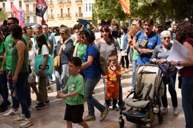 Valencia, İspanya - 23 Mayıs 2024: Binlerce kişi kemer sıkma tedbirlerine ve Valencia, İspanya 'daki Valencia dilinin düşüşüne karşı eğitici bir gösteriye katıldı