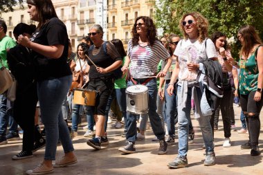 Valencia, İspanya - 23 Mayıs 2024: Binlerce kişi kemer sıkma tedbirlerine ve Valencia, İspanya 'daki Valencia dilinin düşüşüne karşı eğitici bir gösteriye katıldı