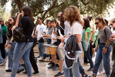 Valencia, İspanya - 23 Mayıs 2024: Binlerce kişi kemer sıkma tedbirlerine ve Valencia, İspanya 'daki Valencia dilinin düşüşüne karşı eğitici bir gösteriye katıldı