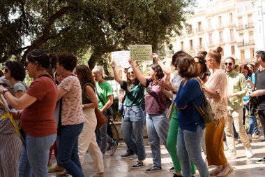 Valencia, İspanya - 23 Mayıs 2024: Binlerce kişi kemer sıkma tedbirlerine ve Valencia, İspanya 'daki Valencia dilinin düşüşüne karşı eğitici bir gösteriye katıldı