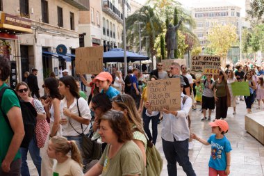 Valencia, İspanya - 23 Mayıs 2024: Binlerce kişi kemer sıkma tedbirlerine ve Valencia, İspanya 'daki Valencia dilinin düşüşüne karşı eğitici bir gösteriye katıldı