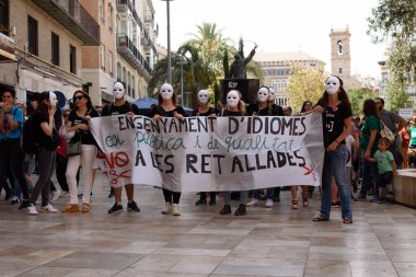 Valencia, İspanya - 23 Mayıs 2024: Binlerce kişi kemer sıkma tedbirlerine ve Valencia, İspanya 'daki Valencia dilinin düşüşüne karşı eğitici bir gösteriye katıldı