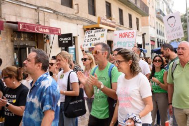 Valencia, İspanya - 23 Mayıs 2024: Binlerce kişi kemer sıkma tedbirlerine ve Valencia, İspanya 'daki Valencia dilinin düşüşüne karşı eğitici bir gösteriye katıldı