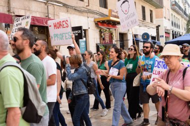 Valencia, İspanya - 23 Mayıs 2024: Binlerce kişi kemer sıkma tedbirlerine ve Valencia, İspanya 'daki Valencia dilinin düşüşüne karşı eğitici bir gösteriye katıldı