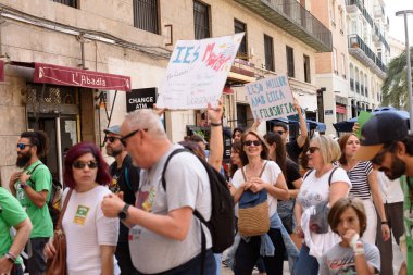 Valencia, İspanya - 23 Mayıs 2024: Binlerce kişi kemer sıkma tedbirlerine ve Valencia, İspanya 'daki Valencia dilinin düşüşüne karşı eğitici bir gösteriye katıldı