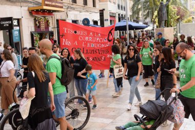 Valencia, İspanya - 23 Mayıs 2024: Binlerce kişi kemer sıkma tedbirlerine ve Valencia, İspanya 'daki Valencia dilinin düşüşüne karşı eğitici bir gösteriye katıldı