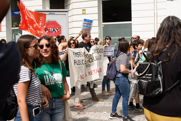 Валенсия, Испания - 23 мая 2024 года: Тысячи людей принимают участие в образовательной демонстрации против мер жесткой экономии и упадка валенсийского языка в Валенсии, Испания