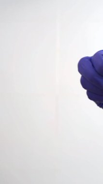 Elinde bir şişe kan tutan bir doktorun eli.