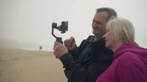 Atraktivní Starší Bělošský Pár Sledující Záběry Mobilu Smějící Pláži Muž — Stock video