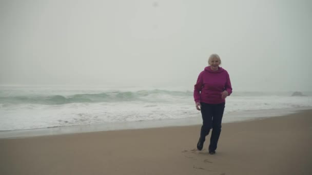 화이트 코카서스 할머니는 파도에서 도망치며 있었습니다 고품질 — 비디오