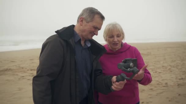 Attraktives Älteres Weißes Kaukasisches Paar Das Sich Filmaufnahmen Auf Seinem — Stockvideo