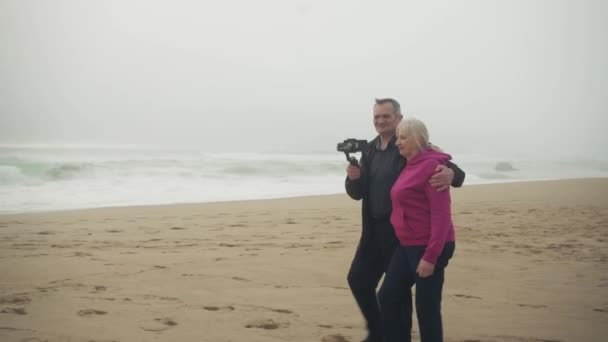 Привлекательная Веселая Белая Старшая Пара Снимает Видео Социальных Сетей Пляже — стоковое видео
