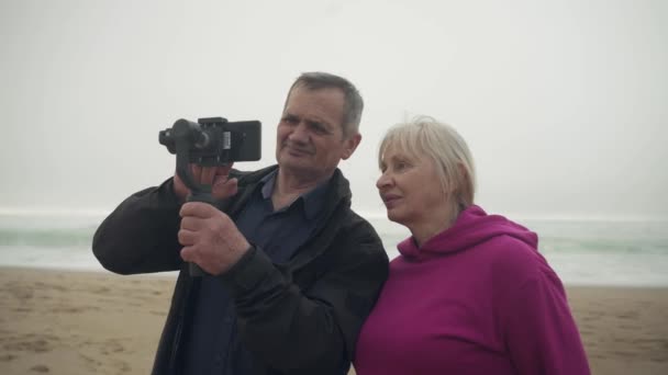 Joli Couple Blanc Caucasien Séduisant Regardant Des Images Sur Téléphone — Video