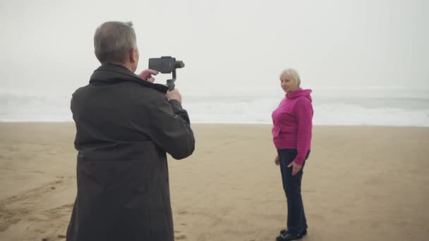 Старший Снимает Красивые Моменты Телефону Своей Женой Пляже Широкий Выстрел — стоковое видео
