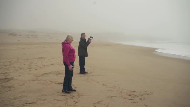 카메라맨중 지멘스를 이용해 해변에서 있습니다 바다를 바라보며 명상을 있습니다 고품질 — 비디오