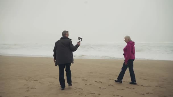 Homem Sênior Capturando Belos Momentos Telefone Com Sua Esposa Praia — Vídeo de Stock