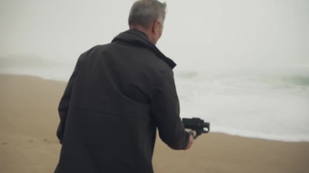 Hombre Caucásico Mayor Filmando Playa Usando Gimbal Telefónico Gimbal Disparó — Vídeos de Stock