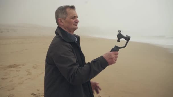 Starší Běloch Který Natáčí Pláži Pomocí Telefonního Automatu Přiblížit Vysoce — Stock video