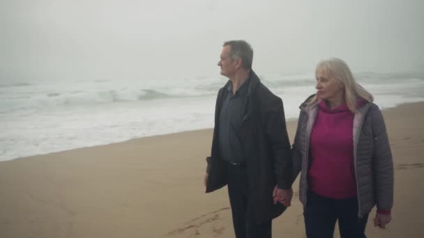 Rastreamento Filmou Casal Branco Caucasiano Sênior Andando Praia Com Oceano — Vídeo de Stock