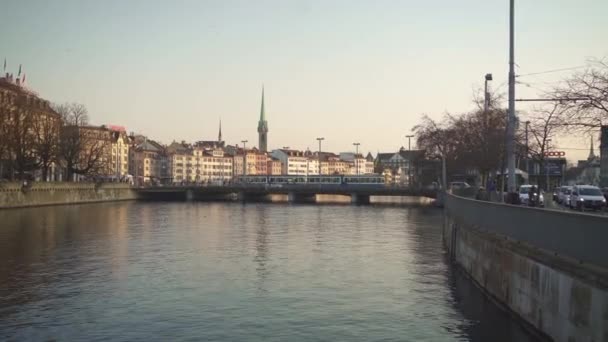 Tram Passeert Limmat Rivier Brug Zürichs Oude Stad Bij Zonsondergang — Stockvideo