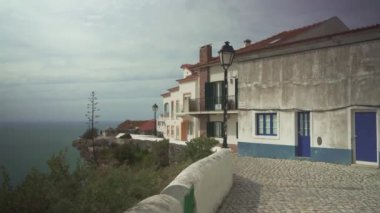 Nazare 'nin eski şehri Portekiz' in bulutlu bir gününde panorama. Uzun dalgalar, mavi gökyüzü, kumlu sahil. Yüksek kalite 4K görüntü