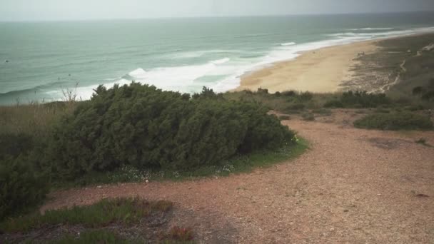 Brede Bilder Kystbilde Nazare Portugal Overskyet Dag Lange Bølger Blå – stockvideo