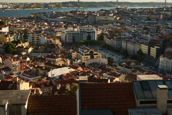 Miradoura da Senhora do Monte 'den Lizbon' un altın saat manzarası. Yüksek kaliteli fotoğraf.