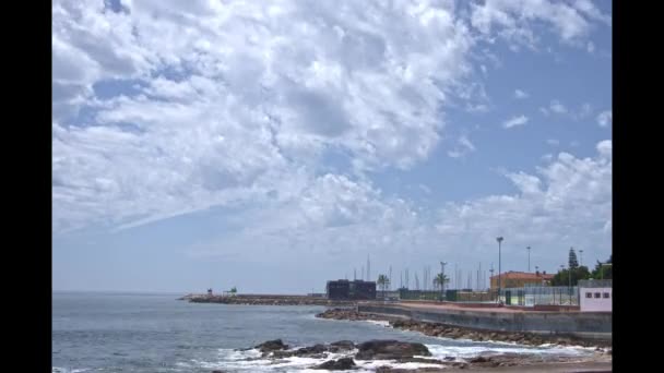 Timelapse Kustlijn Met Bewegende Wolken Boven Atlantische Oceaan Zee Rotsen — Stockvideo