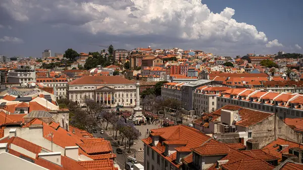 Lizbon, Portekiz - 25 Mayıs 2023: ortasında Rossio Meydanı olan Lizbon Eski Şehri 'nin havadan görünüşü. Yüksek kalite fotoğraf