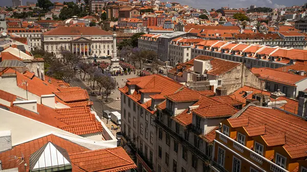 Lizbon, Portekiz - 25 Mayıs 2023: ortasında Rossio Meydanı olan Lizbon Eski Şehri 'nin havadan görünüşü. Yüksek kalite fotoğraf