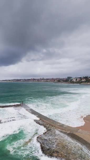 Κύματα Που Πλένονται Πάνω Από Την Πέτρινη Προβλήτα Στην Παραλία — Αρχείο Βίντεο