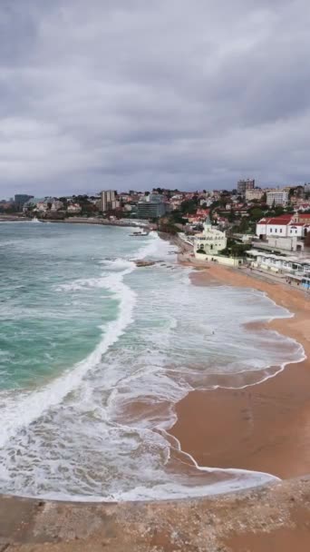 Letecký Pohled Oceánské Vlny Neklidně Šplouchají Estoril Beach Portugalsko Svislý — Stock video