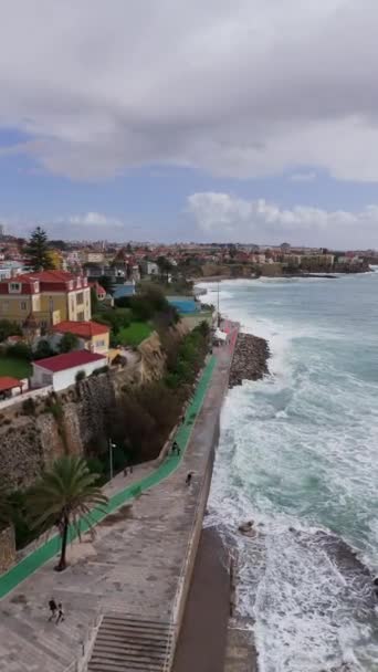 Luftaufnahme Drohne Fliegt Über Die Atlantikküste Estoril Portugal Vertikales Hochwertiges — Stockvideo