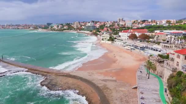 Luchtfoto Onrustig Spetterende Oceaangolven Het Strand Van Estoril Portugal Horizontale — Stockvideo