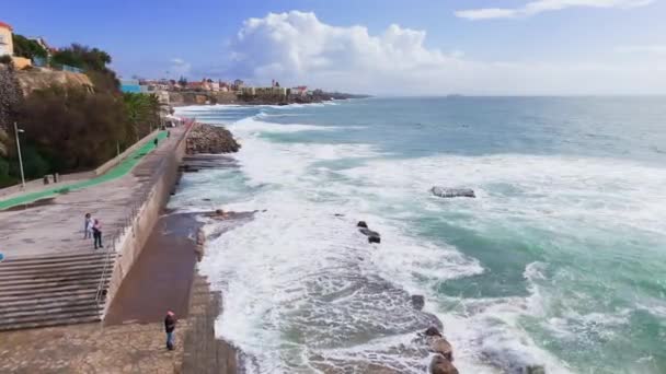 Vista Aerea Onde Oceaniche Che Schizzano Irrequiete Spiaggia Estoril Portogallo — Video Stock