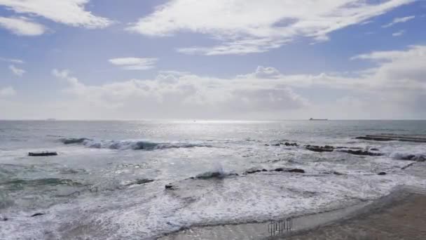 Vista Aérea Ondas Oceano Salpicando Inquietamente Praia Estoril Portugal Drone — Vídeo de Stock