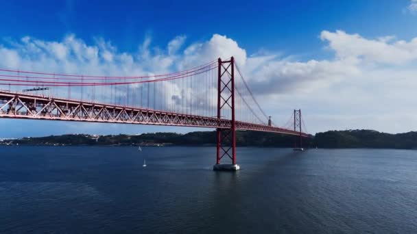 4月25日 葡萄牙里斯本 在乌云密布的晴天 横跨塔格斯河 背景是阿尔马达 高质量的4K镜头 — 图库视频影像