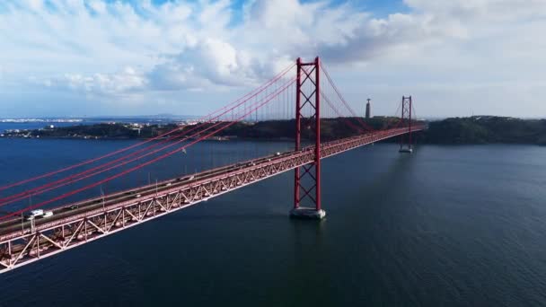 ポルトガル リスボンでタガス川を渡るポンテ25デボル橋への空中視界は ふわふわした雲で晴れた日です 高品質の4K映像 — ストック動画