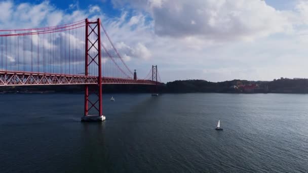4月25日 ポルトガルのリスボンで明るい曇りの日にタガス川を横断する橋の景色 高品質の4K映像ドローンショット — ストック動画