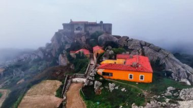 Bulutlu bir günde Peninha Sığınağı 'nın hava manzarası. Sintra, Portekiz. Yüksek kalite 4k görüntü
