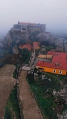 Bulutlu bir günde Peninha Sığınağı 'nın hava manzarası. Sintra, Portekiz. Yüksek kalite 4k görüntü