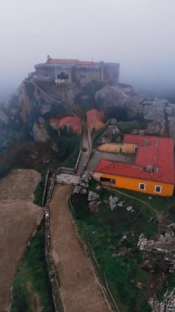 Vista Aérea Del Santuario Peninha Día Nublado Sintra Portugal Imágenes — Vídeo de stock