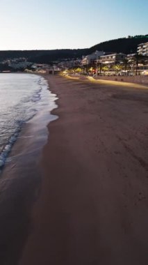 Sesimbra, Portekiz 'de Kaliforniya plajı boyunca uçuyor. Yüksek kaliteli FullHD görüntüler