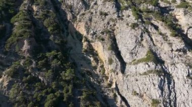 Portekiz, Setubal 'deki Arrabida Doğal Parkı' nda kayalık bir sıradağ boyunca uçuyor. Yüksek kalite 4k görüntü