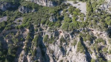 Portekiz, Setubal 'deki Arrabida Doğal Parkı' nda kayalık bir sıradağ boyunca uçuyor. Yüksek kalite 4k görüntü