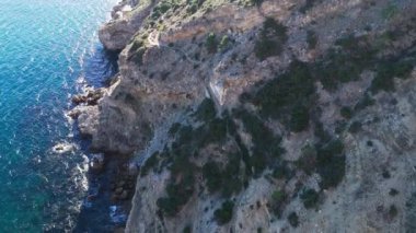 Calhau da Cova, Arrabida Doğal Parkı, Portekiz. İHA atışı iniyor. Yüksek kalite 4k görüntü
