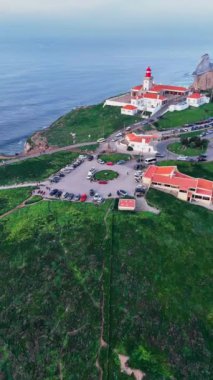 Portekiz, Cape Roca Farol de Cabo da Roca 'daki deniz fenerinin hava manzarası. Yatay video