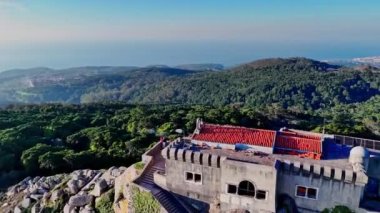 Portekiz 'deki Sintra Cascais Doğal Parkı' ndaki uçurumun tepesinde Peninha Sığınağı 'nı çevreleyen insansız hava aracı. Yüksek kalite 4k görüntü